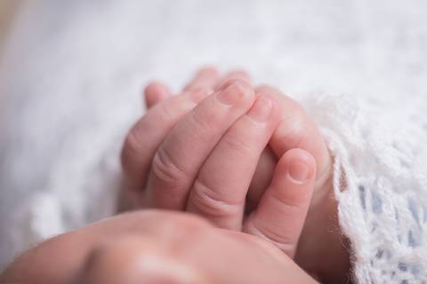 newborn new born recem nascido bebe fotografo fotografa brasilia df foografia menino manta branca com azul bumbum touca e calça irmão enrolado wrap pacote pacotinho mãos'