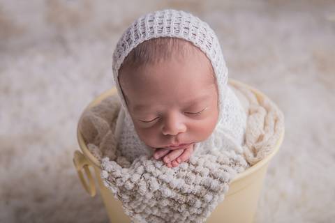 newborn new born recem nascido bebe fotografo fotografa brasilia df foografia menino manta branca com azul bumbum touca e calça irmão enrolado wrap pacote pacotinho baldinho'