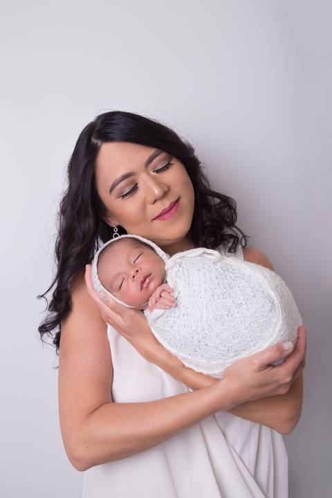 newborn new born recem nascido bebe fotografo fotografa brasilia df foografia menino manta branca com azul bumbum touca e calça irmão enrolado wrap pacote pacotinho mãe'