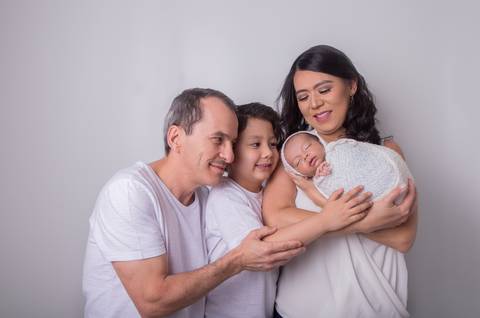 newborn new born recem nascido bebe fotografo fotografa brasilia df foografia menino manta branca com azul bumbum touca e calça irmão enrolado wrap pacote pacotinho família'