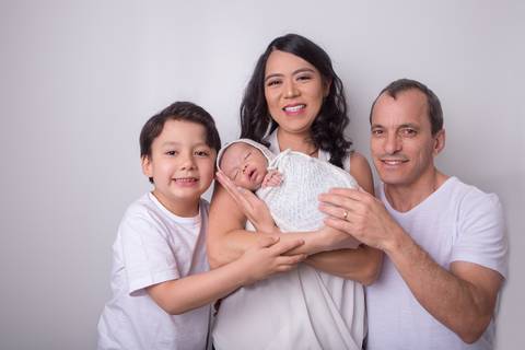 newborn new born recem nascido bebe fotografo fotografa brasilia df foografia menino manta branca com azul bumbum touca e calça irmão enrolado wrap pacote pacotinho família'