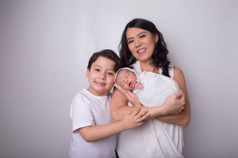 newborn new born recem nascido bebe fotografo fotografa brasilia df foografia menino manta branca com azul bumbum touca e calça irmão enrolado wrap pacote pacotinho família irmão mãe'