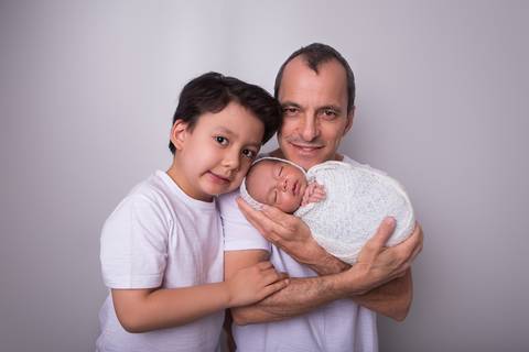 newborn new born recem nascido bebe fotografo fotografa brasilia df foografia menino manta branca com azul bumbum touca e calça irmão enrolado wrap pacote pacotinho família pai irmão'