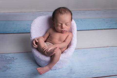 newborn new born recem nascido bebe fotografo fotografa brasilia df foografia menino manta branca com azul bumbum touca e calça irmão enrolado wrap pacote pacotinho baby chair cadeira cadeirinha '