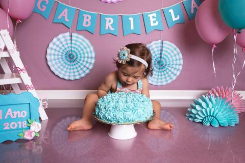 bebê smash the cake ensaio com bolo esmagando 1 ano arco iris vovó bisavó irmã banho splash rosa e verde água tiffany'