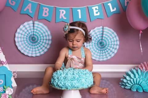 bebê smash the cake ensaio com bolo esmagando 1 ano arco iris vovó bisavó irmã banho splash rosa e verde água tiffany'