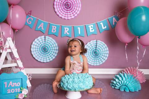 bebê smash the cake ensaio com bolo esmagando 1 ano arco iris vovó bisavó irmã banho splash rosa e verde água tiffany'