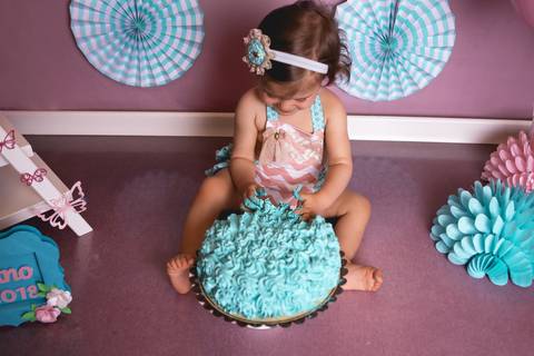 bebê smash the cake ensaio com bolo esmagando 1 ano arco iris vovó bisavó irmã banho splash rosa e verde água tiffany'