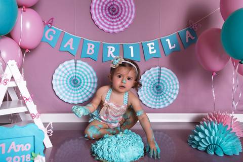 bebê smash the cake ensaio com bolo esmagando 1 ano arco iris vovó bisavó irmã banho splash rosa e verde água tiffany'