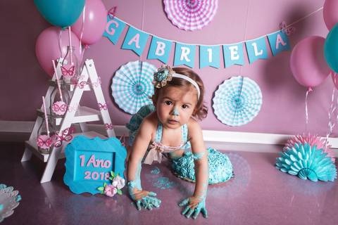 bebê smash the cake ensaio com bolo esmagando 1 ano arco iris vovó bisavó irmã banho splash rosa verde agua tiffany'