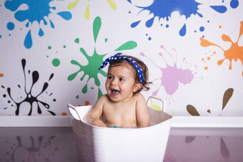 bebê smash the cake ensaio com bolo esmagando 1 ano arco iris vovó bisavó irmã banho splash'