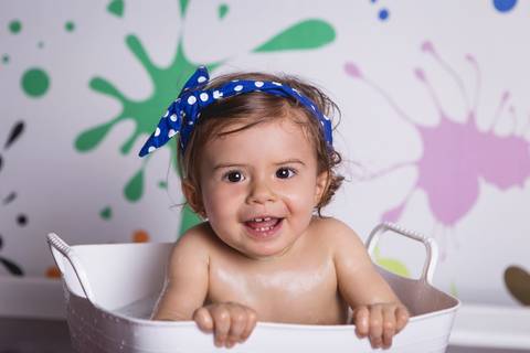 bebê smash the cake ensaio com bolo esmagando 1 ano arco iris vovó bisavó irmã banho splash'