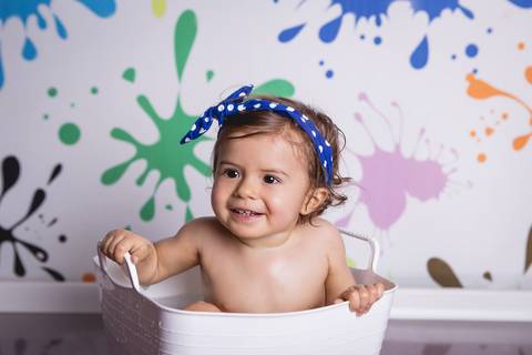 bebê smash the cake ensaio com bolo esmagando 1 ano arco iris vovó bisavó irmã banho splash'