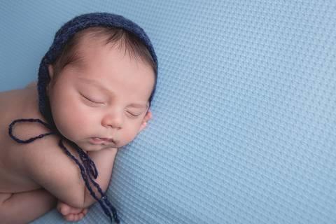 fotografo fotógrafo fotógrafa fotografa newborn new born recem nascido brasilia df em casa ensaio na sua menino pose taco azul escura'