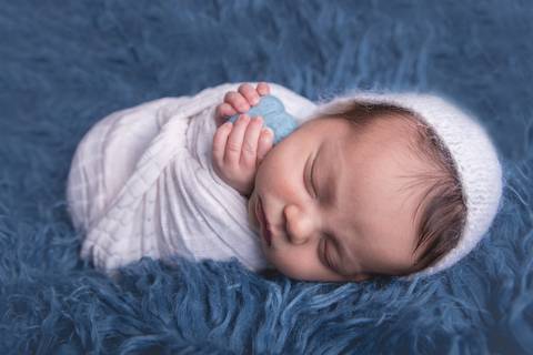 fotografo fotógrafo fotógrafa fotografa newborn new born recem nascido brasilia df em casa ensaio na sua menino pose taco azul com coração pacotinho enrolado pacote wrap embrulhado'