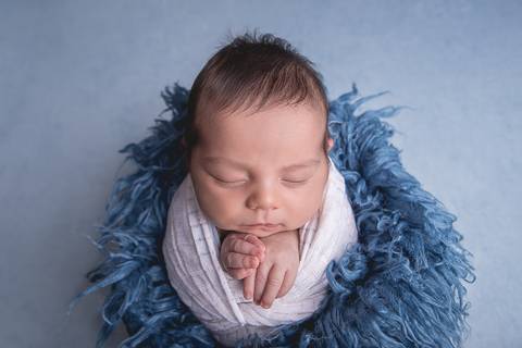 fotografo fotógrafo fotógrafa fotografa newborn new born recem nascido brasilia df em casa ensaio na sua menino pose taco azul com coração pacotinho enrolado pacote wrap embrulhadov'