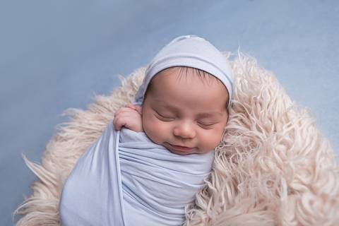 fotografo fotógrafo fotógrafa fotografa newborn new born recem nascido brasilia df em casa ensaio na sua menino pose taco azul com coração pacotinho enrolado pacote wrap embrulhado'