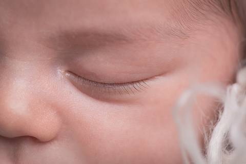 fotografo fotógrafo fotógrafa fotografa newborn new born recem nascido brasilia df em casa ensaio na sua menino pose taco azul com coração pacotinho enrolado pacote wrap embrulhado detalhe cílios olhos'