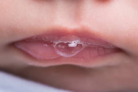 fotografo fotógrafo fotógrafa fotografa newborn new born recem nascido brasilia df em casa ensaio na sua menino pose taco azul com coração pacotinho enrolado pacote wrap embrulhado boca'