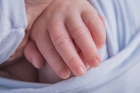 fotografo fotógrafo fotógrafa fotografa newborn new born recem nascido brasilia df em casa ensaio na sua menino pose taco azul com coração pacotinho enrolado pacote wrap embrulhado mãos detalhe macro'