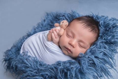 fotografo fotógrafo fotógrafa fotografa newborn new born recem nascido brasilia df em casa ensaio na sua menino pose taco azul com coração pacotinho enrolado pacote wrap embrulhado ursinho'