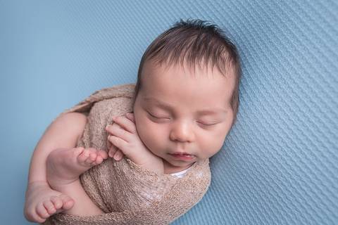 fotografo fotógrafo fotógrafa fotografa newborn new born recem nascido brasilia df em casa ensaio na sua menino pose taco azul com coração pacotinho enrolado pacote wrap embrulhado ninho'