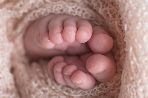 fotografo fotógrafo fotógrafa fotografa newborn new born recem nascido brasilia df em casa ensaio na sua menino pose taco azul com coração pacotinho enrolado pacote wrap embrulhado pés '