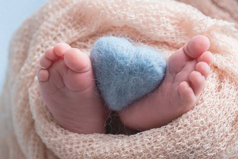 fotografo fotógrafo fotógrafa fotografa newborn new born recem nascido brasilia df em casa ensaio na sua menino pose taco azul com coração pacotinho enrolado pacote wrap embrulhado pés com coração'