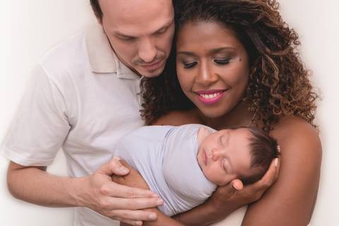 fotografo fotógrafo fotógrafa fotografa newborn new born recem nascido brasilia df em casa ensaio na sua menino pose taco azul com coração pacotinho enrolado pacote wrap embrulhado família pais'