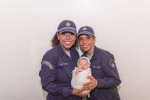 fotografo fotógrafo fotógrafa fotografa newborn new born recem nascido brasilia df em casa ensaio na sua menino pose taco azul com coração pacotinho enrolado pacote wrap embrulhado família mãe avó pmdf policial polícia militar do distrito federal policia '
