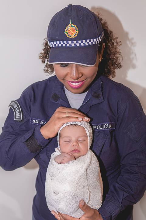 fotografo fotógrafo fotógrafa fotografa newborn new born recem nascido brasilia df em casa ensaio na sua menino pose taco azul com coração pacotinho enrolado pacote wrap embrulhado família mãe avó pmdf policial polícia militar do distrito federal policia '
