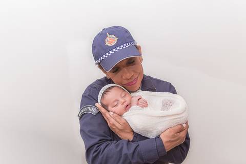 fotografo fotógrafo fotógrafa fotografa newborn new born recem nascido brasilia df em casa ensaio na sua menino pose taco azul com coração pacotinho enrolado pacote wrap embrulhado família mãe avó pmdf policial polícia militar do distrito federal policia '
