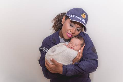 fotografo fotógrafo fotógrafa fotografa newborn new born recem nascido brasilia df em casa ensaio na sua menino pose taco azul com coração pacotinho enrolado pacote wrap embrulhado família mãe avó pmdf policial polícia militar do distrito federal policia '