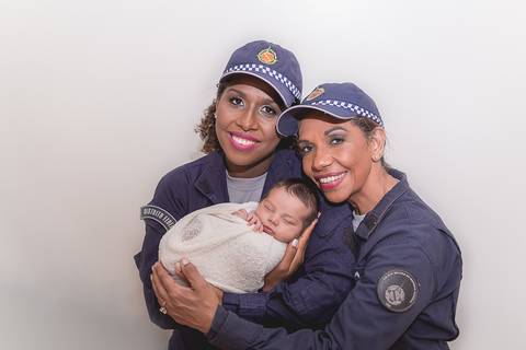 fotografo fotógrafo fotógrafa fotografa newborn new born recem nascido brasilia df em casa ensaio na sua menino pose taco azul com coração pacotinho enrolado pacote wrap embrulhado família mãe avó pmdf policial polícia militar do distrito federal policia '