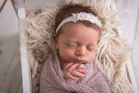 newborn isabela fotografa fotografo fotógrafa brasilia brasília df distrito federal recém nascido baby bebe bebê reborn natal flocos de neve wrap enrolado'