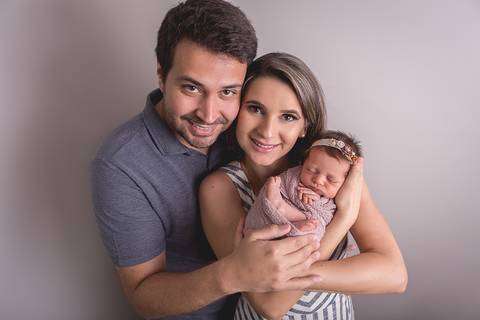 newborn isabela fotografa fotografo fotógrafa brasilia brasília df distrito federal recém nascido baby bebe bebê reborn natal flocos de neve wrap enrolado mamãe papai família'