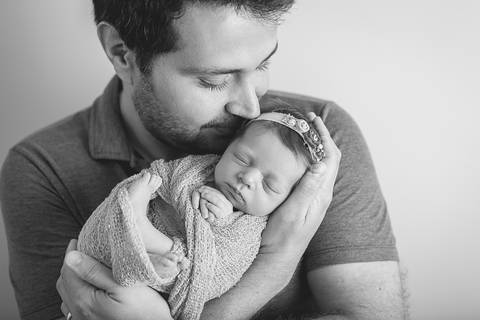 newborn isabela fotografa fotografo fotógrafa brasilia brasília df distrito federal recém nascido baby bebe bebê reborn natal flocos de neve wrap enrolado mamãe papai família'