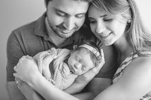 newborn isabela fotografa fotografo fotógrafa brasilia brasília df distrito federal recém nascido baby bebe bebê reborn natal flocos de neve wrap enrolado mamãe papai família'