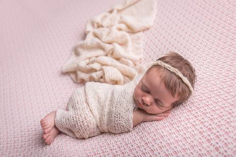 newborn isabela fotografa fotografo fotógrafa brasilia brasília df distrito federal recém nascido baby bebe bebê reborn natal flocos de neve wrap enrolado mamãe papai família'