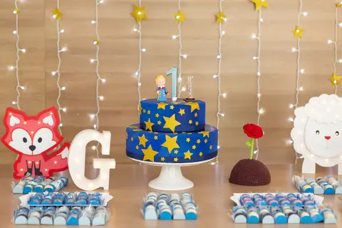 fotografo fotógrafo fotógrafa fotografa brasília brasilia evento festa infantil festa de criança em casa decoração mais bonita pequeno principe bolo mesa  vela decoração decoracao familia família'