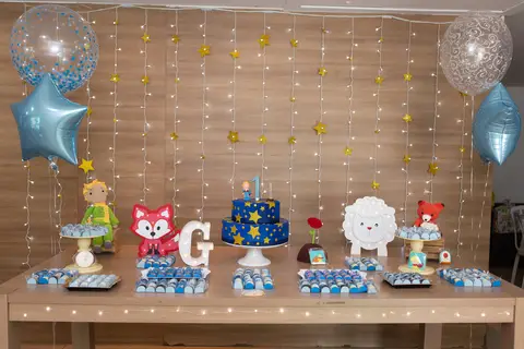 fotografo fotógrafo fotógrafa fotografa brasília brasilia evento festa infantil festa de criança em casa decoração mais bonita pequeno principe bolo mesa  vela decoração decoracao familia família'