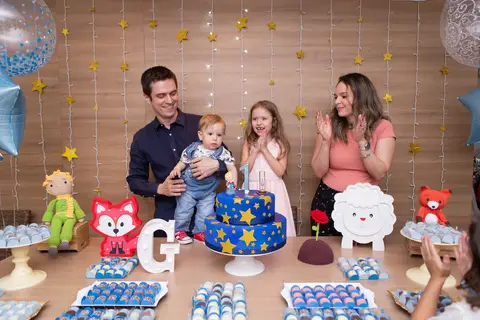 fotografo fotógrafo fotógrafa fotografa brasília brasilia evento festa infantil festa de criança em casa decoração mais bonita pequeno principe bolo mesa  vela decoração decoracao familia família'
