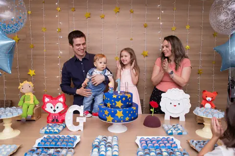 fotografo fotógrafo fotógrafa fotografa brasília brasilia evento festa infantil festa de criança em casa decoração mais bonita pequeno principe bolo mesa  vela decoração decoracao familia família'