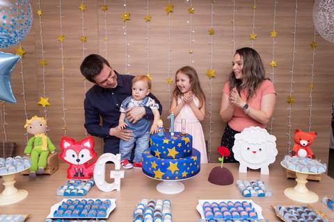 fotografo fotógrafo fotógrafa fotografa brasília brasilia evento festa infantil festa de criança em casa decoração mais bonita pequeno principe bolo mesa  vela decoração decoracao familia família'