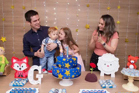fotografo fotógrafo fotógrafa fotografa brasília brasilia evento festa infantil festa de criança em casa decoração mais bonita pequeno principe bolo mesa  vela decoração decoracao familia família'