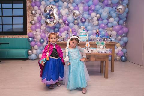 festa infantil 03 anos decoração brasilia brasilia df distrito federal book fotografo fotógrafa fotografa fotografia melhor leticia franco letícia lua nova art arte foto frozen ana elsa bolo mesa gemeas gêmeas irmãs irmas'