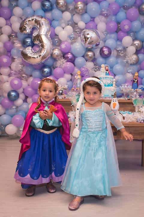 festa infantil 03 anos decoração brasilia brasilia df distrito federal book fotografo fotógrafa fotografa fotografia melhor leticia franco letícia lua nova art arte foto frozen ana elsa bolo mesa gemeas gêmeas irmãs irmas'