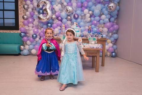 festa infantil 03 anos decoração brasilia brasilia df distrito federal book fotografo fotógrafa fotografa fotografia melhor leticia franco letícia lua nova art arte foto frozen ana elsa bolo mesa gemeas gêmeas irmãs irmas'