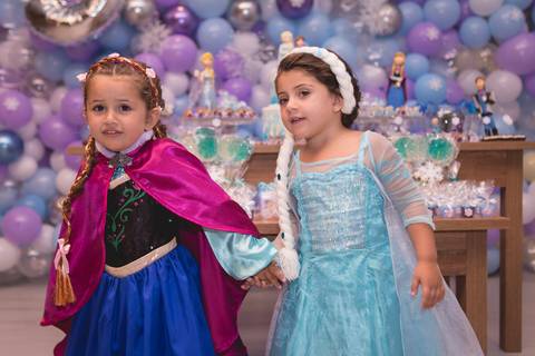 festa infantil 03 anos decoração brasilia brasilia df distrito federal book fotografo fotógrafa fotografa fotografia melhor leticia franco letícia lua nova art arte foto frozen ana elsa bolo mesa gemeas gêmeas irmãs irmas'