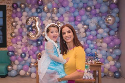 festa infantil 03 anos decoração brasilia brasilia df distrito federal book fotografo fotógrafa fotografa fotografia melhor leticia franco letícia lua nova art arte foto frozen ana elsa bolo mesa gemeas gêmeas irmãs irmas mãe família'